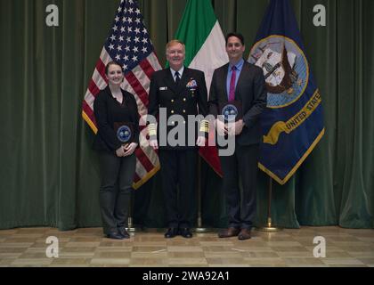 Forze militari STATUNITENSI. 180319WO404-086 ATTIVITÀ DI SUPPORTO NAVALE NAPOLI, Italia (19 marzo 2018) Adm. James G. Foggo III, comandante, forze navali USA Europa-Africa e comandante, Allied Joint Force Command Napoli, Italia, posa per una foto con Junior Civilian of the Year Sara Gilliland, a sinistra, e civile dell'anno Ian Johnston, a destra, durante la cerimonia delle forze navali USA Europa-Africa civile dell'anno al Teatro base Naval Support Activity Napoli 19 marzo 2018. Le forze navali statunitensi Europa-Africa, con sede a Napoli, sovrintendono le operazioni congiunte e navali, spesso di concerto con gli alleati e. Foto Stock