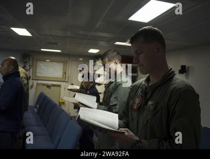 Forze militari STATUNITENSI. 180325AH771-0011 MAR MEDITERRANEO (25 marzo 2018) marinai e marines assegnati alla nave d'assalto anfibio classe Wasp USS Iwo Jima (LHD 7) e alla 26th Marine Expeditionary Unit partecipano a un servizio domenica delle Palme nella cappella della nave il 25 marzo 2018. Iwo Jima, portato a casa a Mayport, Florida, sta conducendo operazioni navali nell'area operativa della 6th Fleet degli Stati Uniti. (Foto della Marina degli Stati Uniti di Mass Communication Specialist 3rd Class Daniel C. Coxwest/rilasciata) Foto Stock