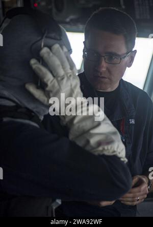 Forze militari STATUNITENSI. 180329RG482-341 OCEANO ATLANTICO (29 marzo 2018) Royal Navy tenente comandante Simon Shaw, Right, un ispettore di addestramento marittimo (FOST), parla con il comandante in capo del quartier generale Caleb Murray durante un'esercitazione generale a bordo del cacciatorpediniere missilistico guidato classe Arleigh Burke USS Ross (DDG 71) mentre la nave partecipa al FOST 29 marzo 2018. Ross, schierato in avanti a Rota, in Spagna, è nella sua sesta pattuglia nell'area operativa della 6th Fleet degli Stati Uniti a sostegno degli alleati regionali e dei partner e degli interessi di sicurezza nazionale degli Stati Uniti in Europa. (Foto della Marina degli Stati Uniti di Mass Communication Specialist 1 Foto Stock