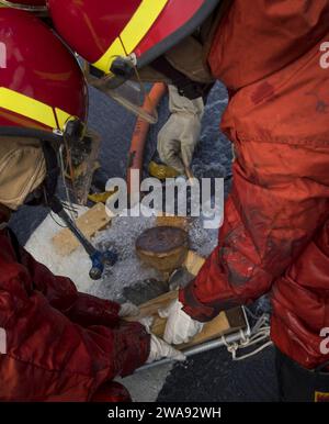 Forze militari STATUNITENSI. 180329RG482-747 OCEANO ATLANTICO (29 marzo 2018) i marinai assegnati al cacciatorpediniere guidato-missile classe Arleigh Burke USS Ross (DDG 71) tentano di tappare un buco simulato durante l'addestramento per il controllo dei danni come parte del Flag Officer Sea Training 29 marzo 2018. Ross, schierato in avanti a Rota, in Spagna, è nella sua sesta pattuglia nell'area operativa della 6th Fleet degli Stati Uniti a sostegno degli alleati regionali e dei partner e degli interessi di sicurezza nazionale degli Stati Uniti in Europa. (Foto della Marina degli Stati Uniti di Mass Communication Specialist 1st Class Kyle Steckler/rilasciata) Foto Stock