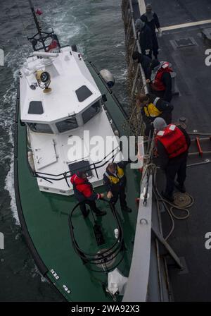 Forze militari STATUNITENSI. 180329RG482-090 OCEANO ATLANTICO (29 marzo 2018) Un pilota di nave della base navale di sua Maestà Devonport sbarca il cacciatorpediniere a missili guidati classe Arleigh Burke USS Ross (DDG 71) 29 marzo 2018. Ross, schierato in avanti a Rota, in Spagna, è nella sua sesta pattuglia nell'area operativa della 6th Fleet degli Stati Uniti a sostegno degli alleati regionali e dei partner e degli interessi di sicurezza nazionale degli Stati Uniti in Europa. (Foto della Marina degli Stati Uniti di Mass Communication Specialist 1st Class Kyle Steckler/rilasciata) Foto Stock