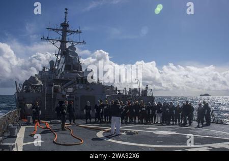 Forze militari STATUNITENSI. 180329RG482-506 OCEANO ATLANTICO (29 marzo 2018) i marinai assegnati al cacciatorpediniere guidato-missile classe Arleigh Burke USS Ross (DDG 71) partecipano all'addestramento per il controllo dei danni come parte del Flag Officer Sea Training 29 marzo 2018. Ross, schierato in avanti a Rota, in Spagna, è nella sua sesta pattuglia nell'area operativa della 6th Fleet degli Stati Uniti a sostegno degli alleati regionali e dei partner e degli interessi di sicurezza nazionale degli Stati Uniti in Europa. (Foto della Marina degli Stati Uniti di Mass Communication Specialist 1st Class Kyle Steckler/rilasciata) Foto Stock