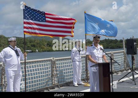 Forze militari STATUNITENSI. 180331ZW825-0438 YAP, Stati Federati di Micronesia (31 marzo 2018) il capitano della Royal Navy Peter Olive, vice comandante della missione Pacific Partnership 2018 (PP18) parla durante la cerimonia di chiusura della missione PP18 Yap, marzo 31. La missione del PP18 è quella di lavorare collettivamente con le nazioni ospitanti e partner per migliorare l’interoperabilità regionale e le capacità di risposta alle catastrofi, aumentare la stabilità e la sicurezza nella regione e promuovere nuove e durature amicizie in tutta la regione Indo-Pacifico. Pacific Partnership, ora alla sua tredicesima iterazione, è la più grande multinazionale umanitaria annuale Foto Stock