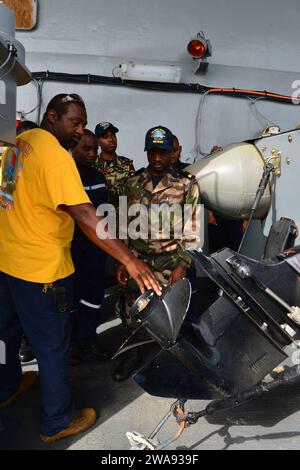 Forze militari STATUNITENSI. 180404QR145-033 MAR MEDITERRANEO (4 aprile 2018) Dan Thomas, un marinaio del servizio civile del Military Sealift Command, mostra ai marinai della Costa d'Avorio, Gabon e Nigeria una barca gonfiabile a scafo rigido durante un tour della nave di comando e controllo della classe Blue Ridge USS Mount Whitney (LCC 20) 4 aprile 2018. Mount Whitney, schierato in avanti a Gaeta, in Italia, opera con un equipaggio combinato di marinai della Marina degli Stati Uniti e marinai del servizio civile del Military Sealift Command. (Foto U.S. Navy di Mass Communication Specialist 3rd Class Krystina Coffey/rilasciata) Foto Stock