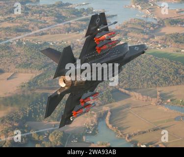 Forze militari STATUNITENSI. 180404ZB537-0032 PATUXENT RIVER, MD (4 aprile 2018) il pilota di prova Billie Flynn pilota un F-35C Lightning II durante un volo di prova esterno GBU-31 e AIM-9x buffet and Flutter dalla Naval Air Station Patuxent River, Md., 4 aprile 2018. (Foto della Marina degli Stati Uniti per gentile concessione di Lockheed Martin/rilasciata) Foto Stock