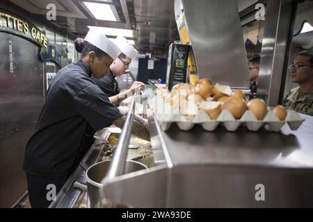 Forze militari STATUNITENSI. 180406KP946-023 LARNACA, Cipro (6 aprile 2018) Specialista culinaria Seaman Apprentice Destini ESAW, a sinistra, da Centreville, Illinois, prepara cibo per i marinai a bordo del cacciatorpediniere guidato-missile classe Arleigh Burke USS Donald Cook (DDG 75), 6 aprile 2018. Donald Cook, schierato in avanti a Rota, in Spagna, è nella sua settima pattuglia nell'area operativa della 6th Fleet degli Stati Uniti a sostegno degli alleati regionali e dei partner, e degli interessi di sicurezza nazionale degli Stati Uniti in Europa e Africa. (Foto della Marina degli Stati Uniti di Mass Communication Specialist 2nd Class Alyssa Weeks / rilasciata) Foto Stock