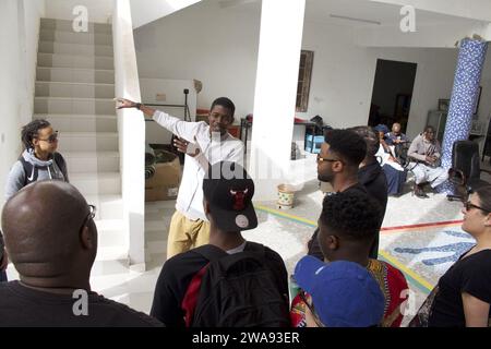 Forze militari STATUNITENSI. 180406QR145-011 DAKAR, Senegal (6 aprile 2018) i marinai assegnati alla nave di comando e controllo della classe Blue Ridge USS Mount Whitney (LCC 20) visitano una scuola locale durante un evento di relazioni con la comunità a Dakar, in Senegal, 6 aprile 2018. Mount Whitney, schierato in avanti a Gaeta, in Italia, opera con un equipaggio combinato di marinai della Marina degli Stati Uniti e marinai del servizio civile del Military Sealift Command. (Foto U.S. Navy di Mass Communication Specialist 3rd Class Krystina Coffey/rilasciata) Foto Stock