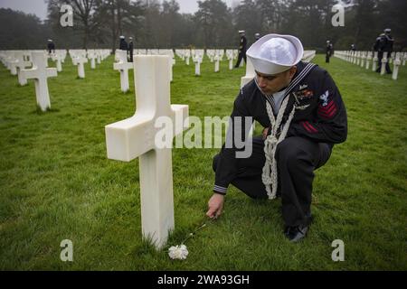 Forze militari STATUNITENSI. 180408JI086-362 SAINT LAURENT SUR MER, Francia (8 aprile 2018) il Mate di Boatswain di prima classe Derrick Manzano, assegnato al cacciatorpediniere guidato-missile della classe Arleigh Burke USS Porter (DDG 78), pone una rosa su una lapide del Pvt. Wayne M. Beann dell'esercito statunitense al Normandy American Cemetery and Memorial, 8 aprile 2018. Porter, schierato in avanti a Rota, Spagna, è in quinta pattuglia nell'area operativa della 6th Fleet degli Stati Uniti a sostegno degli interessi di sicurezza nazionale degli Stati Uniti in Europa. (Foto U.S. Navy di Mass Communication Specialist 3rd Class Ford Williams/rilasciata) Foto Stock