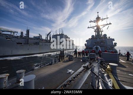 Forze militari STATUNITENSI. 180411JI086-143 OCEANO ATLANTICO (11 aprile 2018) la nave da carico secco e munizioni classe Lewis e Clark USNS Williams McLean (T-AKE 12) naviga accanto al cacciatorpediniere missilistico guidato classe Arleigh Burke USS Porter (DDG 78) durante un rifornimento in mare, 11 aprile 2018. Porter, schierato in avanti a Rota, Spagna, è in quinta pattuglia nell'area operativa della 6th Fleet degli Stati Uniti a sostegno degli interessi di sicurezza nazionale degli Stati Uniti in Europa. (Foto U.S. Navy di Mass Communication Specialist 3rd Class Ford Williams/rilasciata) Foto Stock