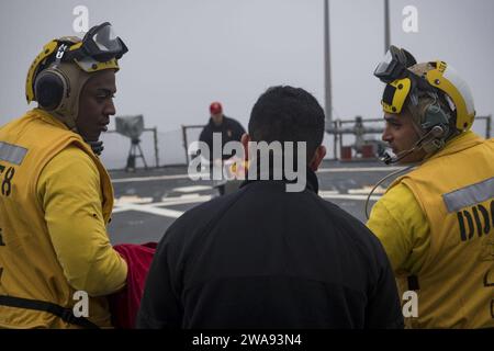 Forze militari STATUNITENSI. 180412JI086-142 OCEANO ATLANTICO (12 aprile 2018) Boatswain's Mate 2nd Class Ralph Tassy, Left, e Boatswain's Mate 1st Class Derrick Manzano, Right, partecipano a un'esercitazione antincendio in coperta a bordo del cacciatorpediniere guidato-missile classe Arleigh Burke USS Porter (DDG 78), 12 aprile 2018. Porter, schierato in avanti a Rota, Spagna, è in quinta pattuglia nell'area operativa della 6th Fleet degli Stati Uniti a sostegno degli interessi di sicurezza nazionale degli Stati Uniti in Europa. (Foto U.S. Navy di Mass Communication Specialist 3rd Class Ford Williams/rilasciata) Foto Stock