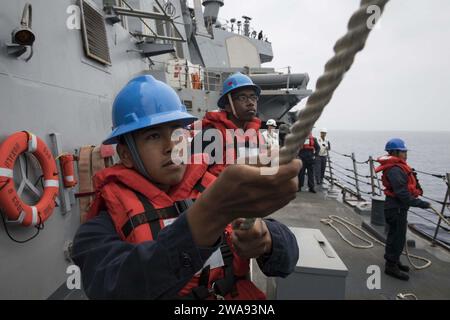 Forze militari STATUNITENSI. 180411KP946-012 MAR MEDITERRANEO (11 aprile 2018) Seaman Jose Palomares, a sinistra, da Houston, e Seaman Recruit Michael Cooper, da San Jacinto, California, abbassa un gommone a scafo rigido dal cacciatorpediniere guidato-missile classe Arleigh Burke USS Donald Cook (DDG 75) 11 aprile 2018. Donald Cook, schierato in avanti a Rota, in Spagna, è nella sua settima pattuglia nell'area operativa della 6th Fleet degli Stati Uniti a sostegno degli alleati regionali e dei partner, e degli interessi di sicurezza nazionale degli Stati Uniti in Europa e Africa. (Foto della Marina degli Stati Uniti di Mass Communication Specialist 2nd Class Alyssa Weeks / Foto Stock
