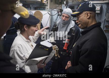 Forze militari STATUNITENSI. 180412RG482-859 OCEANO ATLANTICO (12 aprile 2018) retroammiraglio Jesse A. Wilson Jr., destra, comandante, Naval Surface Force Atlantic, ascolta Flag Officer Sea Training (FOST) ispettore Royal Navy tenente Cmdr. Laura Hodgson durante uno scenario di "guerra settimanale" a bordo del cacciatorpediniere a missili guidati classe Arleigh Burke USS Ross (DDG 71) 12 aprile 2018. Ross, schierato in avanti a Rota, in Spagna, è nella sua sesta pattuglia nell'area operativa della 6th Fleet degli Stati Uniti a sostegno degli alleati regionali e dei partner e degli interessi di sicurezza nazionale degli Stati Uniti in Europa. (Foto della Marina degli Stati Uniti di Mass Communication Speci Foto Stock