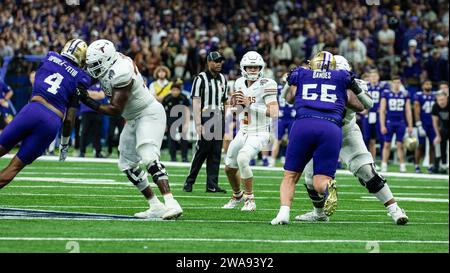 01 gennaio 2024 New Orleans LA U.S.A. il quarterback texano Quinn Ewers (3) cerca un touchdown durante la partita di football della semifinale NCAA Allstate Sugar Bowl tra Washington Huskies e i Texas Longhorns. Washington batté il Texas 37-31 al Caesars Superdome di New Orleans, LA Thurman James/CSM Foto Stock