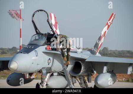 Forze militari STATUNITENSI. 180417UR565-084 ATTIVITÀ DI SUPPORTO NAVALE SOUDA BAY, Grecia (17 aprile 2018) Un pilota del corpo dei Marines statunitense, assegnato al Marine Fighter Attack Squadron (VMFA) 115, esce da un F/A-18 Hornet Aircraft presso Naval Support Activity Souda Bay, Grecia, 17 aprile 2018. Naval Support Activity Souda Bay consente le operazioni avanzate e la reattività delle forze statunitensi e alleate a sostegno della regione della Marina, Europa, Africa e la missione del sud-ovest asiatico di fornire servizi alla flotta, ai caccia e alla famiglia. (Foto della Marina degli Stati Uniti di Joel Diller/rilasciata) Foto Stock