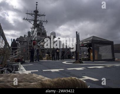 Forze militari STATUNITENSI. 180417RG482-303 FASLANE, Scozia (17 aprile 2018) marinai assegnati al cacciatorpediniere guidato-missile classe Arleigh Burke USS Ross (DDG 71) carica rifornimenti mentre a Faslane, Scozia, 17 aprile 2018. Ross, schierato in avanti a Rota, in Spagna, è nella sua sesta pattuglia nell'area operativa della 6th Fleet degli Stati Uniti a sostegno degli alleati regionali e dei partner e degli interessi di sicurezza nazionale degli Stati Uniti in Europa. (Foto della Marina degli Stati Uniti di Mass Communication Specialist 1st Class Kyle Steckler/rilasciata) Foto Stock