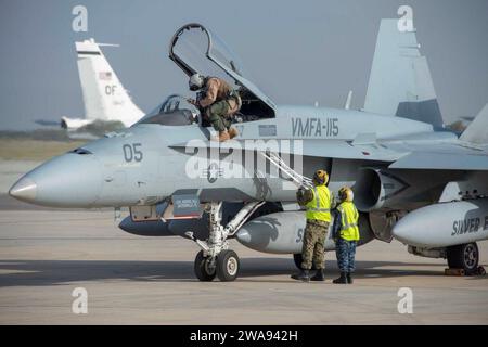 Forze militari STATUNITENSI. 180417UR565-068 ATTIVITÀ DI SUPPORTO NAVALE SOUDA BAY, Grecia (17 aprile 2018) Un marinaio assegnato a Naval Support Activity Souda Bay, Grecia, posiziona una scala come pilota del corpo dei Marines degli Stati Uniti, assegnato al Marine Fighter Attack Squadron (VMFA) 115, esce da un F/A-18 Hornet a Naval Support Activity Souda Bay, 17 aprile 2018. Naval Support Activity Souda Bay consente le operazioni avanzate e la reattività delle forze statunitensi e alleate a sostegno della regione della Marina, Europa, Africa e la missione del sud-ovest asiatico di fornire servizi alla flotta, ai caccia e alla famiglia. (Foto della Marina degli Stati Uniti di Joel Dill Foto Stock