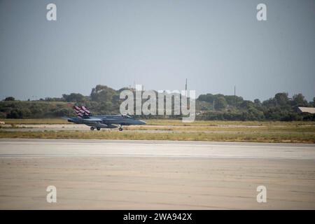 Forze militari STATUNITENSI. 180417UR565-003 ATTIVITÀ DI SUPPORTO NAVALE SOUDA BAY, Grecia (17 aprile 2018) un F/A-18 Hornet, Unito al Marine Fighter Attack Squadron (VMFA) 115, atterra sulla pista a Naval Support Activity Souda Bay, Grecia, 17 aprile 2018. Naval Support Activity Souda Bay consente le operazioni avanzate e la reattività delle forze statunitensi e alleate a sostegno della regione della Marina, Europa, Africa e la missione del sud-ovest asiatico di fornire servizi alla flotta, ai caccia e alla famiglia. (Foto della Marina degli Stati Uniti di Joel Diller/rilasciata) Foto Stock