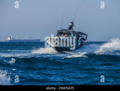 Forze militari STATUNITENSI. 180420FD185-4779 GOLFO DI TADJOURA, Gibuti (20 aprile 2018) i membri assegnati al Task Group (TG) 68,6 forniscono scorte di sicurezza nel Golfo di Tadjoura, Gibuti, 20 aprile 2018. TG-68,6 è dispiegato in avanti nell'area operativa della 6th Fleet degli Stati Uniti e conduce operazioni congiunte e navali, spesso in collaborazione con partner alleati e interagenzie, al fine di promuovere gli interessi nazionali degli Stati Uniti e la sicurezza e la stabilità in Europa e in Africa. (Foto della Marina degli Stati Uniti di Engineman 2nd Class Carlos Monsalve/rilasciata) Foto Stock