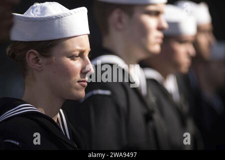 Forze militari STATUNITENSI. 180423NQ487-087 OCEANO ATLANTICO (23 aprile 2018) Cryptologic Technician (Collection) 3rd Class Mikayla Roberts partecipa a una sepoltura in mare su un ascensore aereo a bordo della USS Harry S. Truman (CVN. 75). Truman è attualmente schierato come parte di una rotazione in corso delle forze statunitensi che sostengono le operazioni di sicurezza marittima nelle acque internazionali di tutto il mondo. (Foto della Marina degli Stati Uniti di Mass Communication Specialist 3rd Class Kaysee Lohmann/rilasciata) Foto Stock