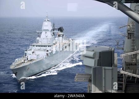 Forze militari STATUNITENSI. 180430MK318-0121 MAR MEDITERRANEO (30 aprile 2018) FGS Hessen (F 221) naviga insieme alla USS Harry S. Truman (CVN 75) durante un simulato rifornimento in mare (FAS). Truman è attualmente schierato come parte di una rotazione in corso delle forze statunitensi che sostengono le operazioni di sicurezza marittima nelle acque internazionali di tutto il mondo. (Foto della Marina degli Stati Uniti di Mass Communication Specialist 3rd Class Victoria Granado/rilasciata) Foto Stock