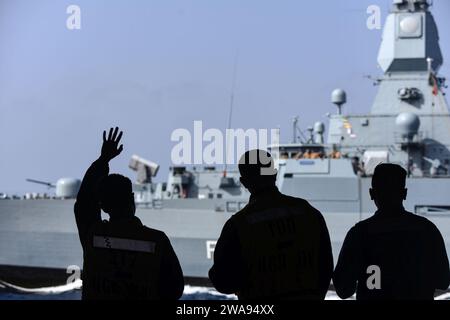 Forze militari STATUNITENSI. 180430NQ487-0363 MAR MEDITERRANEO (30 aprile 2018) i marinai a bordo della USS Harry S. Truman (CVN 75) saltano al FGS Assia (F 221) durante un simulato rifornimento in mare (FAS). Truman è attualmente schierato come parte di una rotazione in corso delle forze statunitensi che sostengono le operazioni di sicurezza marittima nelle acque internazionali di tutto il mondo. (Foto della Marina degli Stati Uniti di Mass Communication Specialist 3rd Class Kaysee Lohmann/rilasciata) Foto Stock