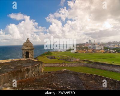 vista della vecchia san juan e del centro di puerto rico dal castillo san cristobal Foto Stock