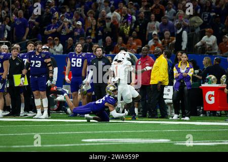 01 gennaio 2024 New Orleans LA U.S.A. durante la partita di football della semifinale NCAA Allstate Sugar Bowl tra Washington Huskies e i Texas Longhorns. Washington batté il Texas 37-31 al Caesars Superdome di New Orleans, LA Thurman James/CSM Foto Stock