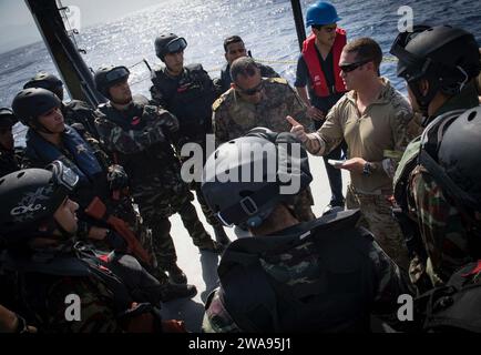 Forze militari STATUNITENSI. 180505UY653-309 MAR MEDITERRANEO (5 maggio 2018) U.S. Coast Guard Boatswain's Mate 1st Class Daniel Sylvester, Right, fornisce addestramento per visite, imbarco, ricerca e sequestro ai marinai della Royal Maroccan Navy a bordo della MNT Khaireddine della marina tunisina durante l'esercitazione Phoenix Express 2018. Phoenix Express è sponsorizzato dal U.S. Africa Command e facilitato dalle U.S. Naval Forces Europe-Africa/U.S. 6th Fleet, ed è progettato per migliorare la cooperazione regionale, aumentare le pratiche di condivisione delle informazioni di sensibilizzazione del dominio marittimo e le capacità operative per migliorare gli sforzi per raggiungere la sicurezza a Foto Stock