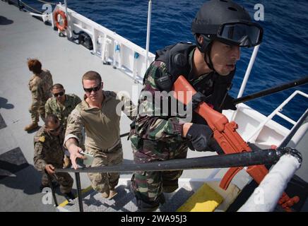 Forze militari STATUNITENSI. 180505UY653-273 MAR MEDITERRANEO (5 maggio 2018) U.S. Coast Guard Boatswain's Mate 1st Class Daniel Sylvester, Left, fornisce visite, imbarco, addestramento alla ricerca e sequestro ai marinai della Royal Maroccan Navy a bordo del MNT Khaireddine della marina tunisina durante l'esercitazione Phoenix Express 2018. Phoenix Express è sponsorizzato dal U.S. Africa Command e facilitato dalle U.S. Naval Forces Europe-Africa/U.S. 6th Fleet, ed è progettato per migliorare la cooperazione regionale, aumentare le pratiche di condivisione delle informazioni di sensibilizzazione del dominio marittimo e le capacità operative per migliorare gli sforzi per raggiungere la sicurezza AN Foto Stock