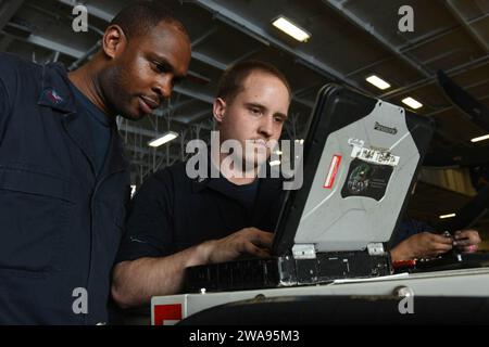 Forze militari STATUNITENSI. 180506ZH683-0160 MAR MEDITERRANEO (6 maggio 2018) Aviation Support Equipment Technician 1st Class Lamont Sewell, Left, Trains Aviation Support Equipment Technician 2nd Class Corey Marshall su come utilizzare un computer nella baia hangar a bordo della portaerei classe Nimitz USS Harry S. Truman (CVN 75). Come nave di bandiera del Carrier Strike Group 8, il supporto di Truman all'operazione Inherent Resolve dimostra la capacità e la flessibilità delle forze navali statunitensi e la sua determinazione ad eliminare il gruppo terroristico ISIS e la minaccia che rappresenta. (Foto della Marina degli Stati Uniti di Mass Communication Speci Foto Stock
