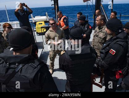 Forze militari STATUNITENSI. 180506UY653-297 MAR MEDITERRANEO (6 maggio 2018) U.S. Coast Guard Boatswain's Mate 1st Class Daniel Sylvester, centro, conduce visite, imbarco, addestramento alla ricerca e sequestro con marinai marocchini della Royal Navy a bordo del MNT Khaireddine della Marina tunisina durante l'esercitazione Phoenix Express 2018. Phoenix Express è sponsorizzato dal U.S. Africa Command e facilitato dalle U.S. Naval Forces Europe-Africa/U.S. 6th Fleet, ed è progettato per migliorare la cooperazione regionale, aumentare le pratiche di condivisione delle informazioni di sensibilizzazione del dominio marittimo e le capacità operative per migliorare gli sforzi per raggiungere la sicurezza Foto Stock