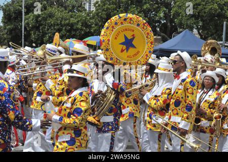 Città del Capo, Sudafrica. 2 gennaio 2024. Gli artisti prendono parte all'annuale Cape Town Minstrel Carnival a città del Capo, in Sudafrica, il 2 gennaio 2024. Crediti: Wang lei/Xinhua/Alamy Live News Foto Stock