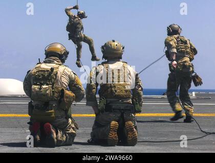 Forze militari STATUNITENSI. 180511GC347-0001 MAR MEDITERRANEO (11 maggio 2018) i membri Explosive Ordnance Disposal fanno la corda veloce da un elicottero MH-60S Seahawk, assegnato ai "Dragon Slayers" dell'Helicopter Sea Combat Squadron (HSC) 11, al ponte di volo a bordo della portaerei classe Nimitz USS Harry S. Truman (CVN 75). Come nave di bandiera del Carrier Strike Group 8, il supporto di Truman all'operazione Inherent Resolve dimostra la capacità e la flessibilità delle forze navali degli Stati Uniti, e la sua determinazione ad eliminare il gruppo terroristico ISIS e la minaccia che rappresenta Foto della Marina militare di Mass Communication speciali Foto Stock