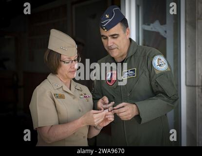 Forze militari STATUNITENSI. 180510UY653-036 MAR MEDITERRANEO (10 maggio 2018) Vice Adm. Lisa Franchetti, Comandante, U.S. 6th Fleet, sinistra, parla presenta una moneta al colonnello Ioannis Birmpilis, comandante della Hellenic Air Force 115th Combat Wing, durante l'esercitazione Phoenix Express 2018, maggio, 10. Phoenix Express è sponsorizzato dal U.S. Africa Command e facilitato dalle U.S. Naval Forces Europe-Africa/U.S. 6th Fleet, ed è progettato per migliorare la cooperazione regionale, aumentare le pratiche di condivisione delle informazioni di sensibilizzazione del dominio marittimo e le capacità operative per migliorare gli sforzi per raggiungere la sicurezza e la sicurezza nel th Foto Stock