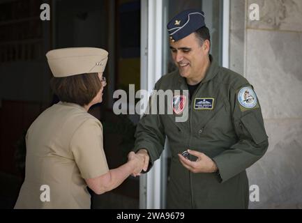 Forze militari STATUNITENSI. 180510UY653-029 MAR MEDITERRANEO (10 maggio 2018) Vice Adm. Lisa Franchetti, Comandante, U.S. 6th Fleet, a sinistra, parla il colonnello Ioannis Birmpilis, comandante della Hellenic Air Force 115th Combat Wing, durante l'esercitazione Phoenix Express 2018, 10 maggio. Phoenix Express è sponsorizzato dallo U.S. Africa Command e facilitato dalle U.S. Naval Forces Europe-Africa/U.S. 6th Fleet, ed è progettato per migliorare la cooperazione regionale, aumentare le pratiche di condivisione delle informazioni di sensibilizzazione del dominio marittimo e le capacità operative per migliorare gli sforzi per raggiungere la sicurezza e la sicurezza nel Mediterran Foto Stock