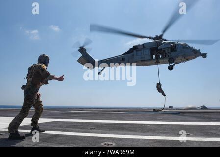 Forze militari STATUNITENSI. 180511NQ487-1493 MAR MEDITERRANEO (11 maggio 2018) i membri Explosive Ordnance Disposal fanno la corda veloce da un elicottero MH-60S Seahawk, assegnato ai "Dragon Slayers" dell'Helicopter Sea Combat Squadron (HSC) 11, al ponte di volo a bordo della portaerei classe Nimitz USS Harry S. Truman (CVN 75). Come nave di bandiera del Carrier Strike Group 8, il supporto di Truman all'operazione Inherent Resolve dimostra la capacità e la flessibilità delle forze navali statunitensi e la sua determinazione ad eliminare il gruppo terroristico ISIS e la minaccia che rappresenta. (Foto della Marina degli Stati Uniti di Mass Communication Specia Foto Stock