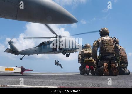 Forze militari STATUNITENSI. 180511NQ487-0317 MAR MEDITERRANEO (11 maggio 2018) i membri Explosive Ordnance Disposal fanno la corda veloce da un elicottero MH-60S Seahawk, assegnato ai "Dragon Slayers" dell'Helicopter Sea Combat Squadron (HSC) 11, al ponte di volo a bordo della portaerei classe Nimitz USS Harry S. Truman (CVN 75). Come nave di bandiera del Carrier Strike Group 8, il supporto di Truman all'operazione Inherent Resolve dimostra la capacità e la flessibilità delle forze navali degli Stati Uniti, e la sua determinazione ad eliminare il gruppo terroristico ISIS e la minaccia che rappresenta Foto della Marina militare di Mass Communication speciali Foto Stock