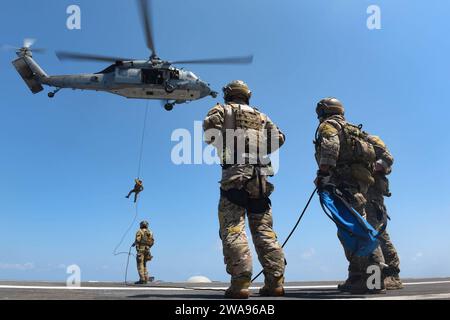 Forze militari STATUNITENSI. 180511NQ487-1016 MAR MEDITERRANEO (11 maggio 2018) i membri Explosive Ordnance Disposal fanno la corda veloce da un elicottero MH-60S Seahawk, assegnato ai "Dragon Slayers" dell'Helicopter Sea Combat Squadron (HSC) 11, al ponte di volo a bordo della portaerei classe Nimitz USS Harry S. Truman (CVN 75). Come nave di bandiera del Carrier Strike Group 8, il supporto di Truman all'operazione Inherent Resolve dimostra la capacità e la flessibilità delle forze navali degli Stati Uniti, e la sua determinazione ad eliminare il gruppo terroristico ISIS e la minaccia che rappresenta Foto della Marina militare di Mass Communication speciali Foto Stock