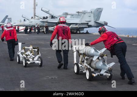 Forze militari STATUNITENSI. 180513NQ487-0182 MAR MEDITERRANEO (13 maggio 2018) marinai, assegnati ai "Knighthawks" dello Strike Fighter Squadron (VFA) 136, ordigni di trasporto sul ponte di volo a bordo della portaerei classe Nimitz USS Harry S. Truman (CVN 75). Come nave di bandiera del Carrier Strike Group 8, il supporto di Truman all'operazione Inherent Resolve dimostra la capacità e la flessibilità delle forze navali degli Stati Uniti, e la sua determinazione ad eliminare il gruppo terroristico ISIS e la minaccia che rappresenta Foto della Marina militare di Mass Communication Specialist 3rd Class Kaysee Lohmann/rilasciata) Foto Stock