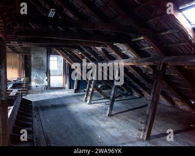 Sfondo, sfondo digitale, vecchio edificio vuoto del fabbro in condizioni originali, carta da parati, luogo perduto, abbandonato, abbandonato Foto Stock