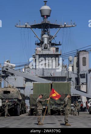 Forze militari STATUNITENSI. 180517TJ319-0023 MAR MEDITERRANEO (17 maggio 2018) Marines assegnati alla Fox Company, Battalion Landing Team, 2nd Battalion 6th Marine Regiment, 26th Marine Expeditionary Unit abbassano la testa come un'invocazione viene data durante un cambio di cerimonia di comando a bordo della nave da sbarco di classe Harpers Ferry USS Oak Hill (LSD 51) 17 maggio 2018. Oak Hill, trasferito a Virginia Beach, Virginia, sta conducendo operazioni navali nell'area operativa della 6th Fleet. (Foto della Marina degli Stati Uniti di Mass Communication Specialist 3rd Class Jessica L. Dowell/rilasciata) Foto Stock