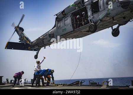 Forze militari STATUNITENSI. 180520JI086-078 MAR MEDITERRANEO (20 maggio 2018) i marinai a bordo del cacciatorpediniere missilistico guidato classe Arleigh Burke USS Porter (DDG 78) partecipano a un elicottero simulato di rifornimento in volo con un elicottero MH-60S Sea Hawk, 20 maggio 2018. Porter, schierato in avanti a Rota, in Spagna, è alla sua quinta pattuglia nell'area operativa della 6th Fleet degli Stati Uniti a sostegno degli interessi di sicurezza nazionale degli Stati Uniti in Europa e Africa. (Foto U.S. Navy di Mass Communication Specialist 3rd Class Ford Williams/rilasciata) Foto Stock