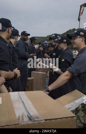 Forze militari STATUNITENSI. 180520KP946-0028 ATTIVITÀ DI SUPPORTO NAVALE SOUDA BAY, Grecia (20 maggio 2018) i marinai caricano rifornimenti a bordo del cacciatorpediniere guidato-missile classe Arleigh Burke USS Donald Cook (DDG 75) presso Naval Support Activity Souda Bay, Grecia, 20 maggio 2018. Donald Cook, schierato in avanti a Rota, in Spagna, è nella sua settima pattuglia nell'area operativa della 6th Fleet degli Stati Uniti a sostegno degli alleati regionali e dei partner, e degli interessi di sicurezza nazionale degli Stati Uniti in Europa e Africa. (Foto della Marina degli Stati Uniti di Mass Communication Specialist 2nd Class Alyssa Weeks / rilasciata) Foto Stock