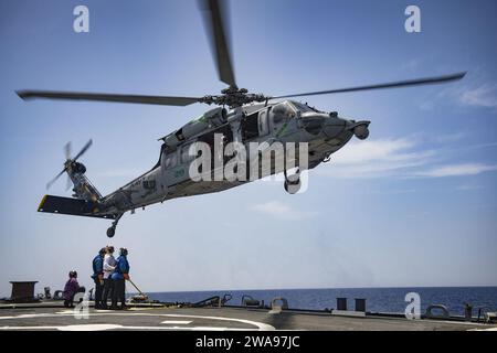 Forze militari STATUNITENSI. 180520JI086-084 MAR MEDITERRANEO (20 maggio 2018) i marinai a bordo del cacciatorpediniere missilistico guidato classe Arleigh Burke USS Porter (DDG 78) partecipano a un elicottero simulato di rifornimento in volo con un elicottero MH-60S Sea Hawk, 20 maggio 2018. Porter, schierato in avanti a Rota, in Spagna, è alla sua quinta pattuglia nell'area operativa della 6th Fleet degli Stati Uniti a sostegno degli interessi di sicurezza nazionale degli Stati Uniti in Europa e Africa. (Foto U.S. Navy di Mass Communication Specialist 3rd Class Ford Williams/rilasciata) Foto Stock