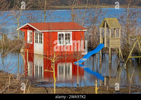 Capannone da giardino e attrezzature da gioco durante l'alluvione, Goldhöft, Geltinger Birk, Gelting, Schleswig-Holstein, Germania, Europa Foto Stock