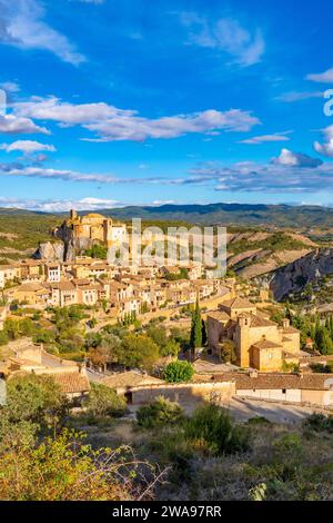 Villaggio di montagna dei Pirenei chiamato Alquezar, città medievale a Huesca, Spagna, Europa Foto Stock