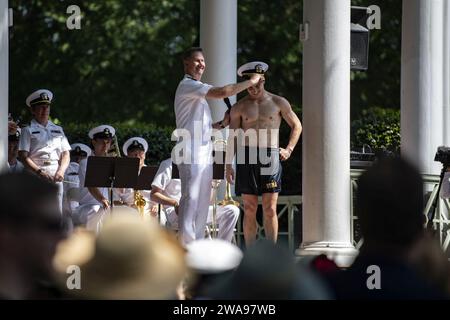 Forze militari STATUNITENSI. ANNAPOLIS, MD (21 maggio 2018) il vice ammiraglio Ted Carter, sovrintendente della U.S. Naval Academy, si congratula con il Midshipman 4th Class Peter Rossi, di Phoenix, Arizona, dopo la scalata a Herndon. Ogni anno, i circa 1.000 membri della classe plebe dell'accademia formano una piramide umana intorno al monumento di Herndon di 21 piedi per rimuovere un cappello di plebe, o coppa di Dixie, che gli uomini di classe superiore hanno posto in cima al monumento dell'obelisco che è ricoperto di lardo. (Foto della Marina degli Stati Uniti di Mass Communication Specialist 3rd Class Kaitlin Rowell/rilasciata) Foto Stock