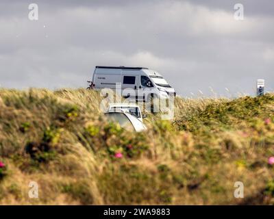 Un camper Fiat Ducato in piedi tra le dune di un campeggio, Vejers, Danimarca, 16 07 2023, Europa Foto Stock