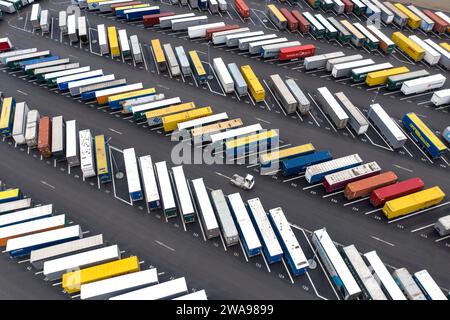 Container e rimorchi mobili sono parcheggiati in un parcheggio presso la Tesla Gigafactory, Grünheide, 28.01.2023 Foto Stock