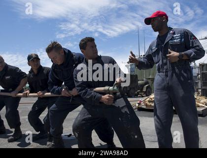 Forze militari STATUNITENSI. 180524TJ319-0071 OCEANO ATLANTICO (24 maggio 2018) Machinist's Mate 2nd Class Randolph Mays fornisce addestramento per il controllo dei danni sul ponte di volo della nave da sbarco di classe Harpers Ferry USS Oak Hill (LSD 51) 24 maggio 2018. Oak Hill, trasferito a Virginia Beach, Virginia, sta conducendo operazioni navali nell'area operativa della 6th Fleet. (Foto della Marina degli Stati Uniti di Mass Communication Specialist 3rd Class Jessica L. Dowell/rilasciata) Foto Stock